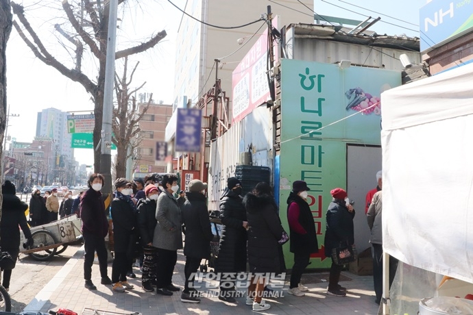 [포토뉴스] ‘코로나19’가 불러온 ‘줄 서기’… “마스크가 필요해요“ - 산업종합저널 동향
