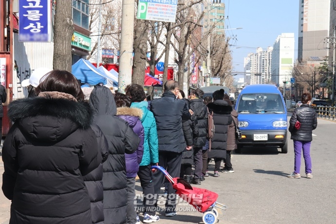 [포토뉴스] ‘코로나19’가 불러온 ‘줄 서기’… “마스크가 필요해요“ - 산업종합저널 동향