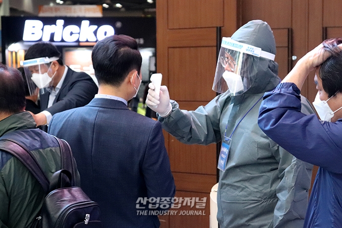 [포토뉴스] “코로나19 끝인가요?”…킨텍스(KINTEX), 전시회 인파로 네 달 만에 북적 - 산업종합저널 전시회