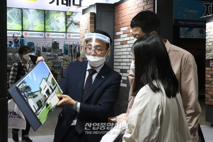 [포토뉴스] “코로나19 끝인가요?”…킨텍스(KINTEX), 전시회 인파로 네 달 만에 북적 - 산업종합저널 전시회