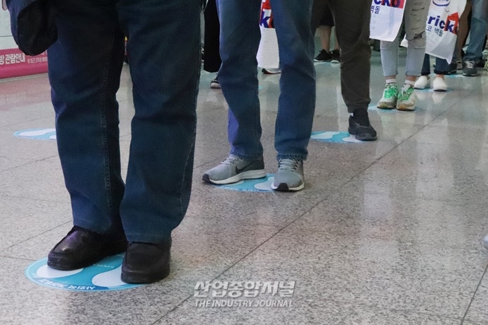 [포토뉴스] “코로나19 끝인가요?”…킨텍스(KINTEX), 전시회 인파로 네 달 만에 북적 - 산업종합저널 전시회