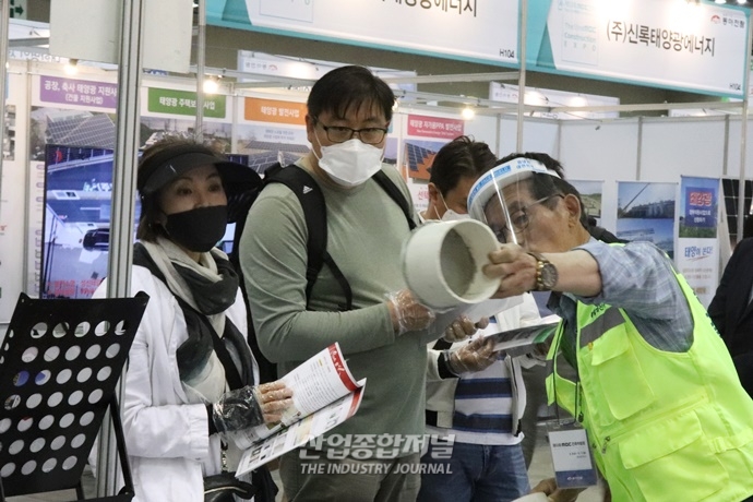 [포토뉴스] “코로나19 끝인가요?”…킨텍스(KINTEX), 전시회 인파로 네 달 만에 북적 - 산업종합저널 전시회