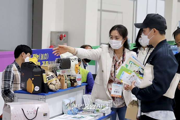 [포토뉴스] 속속 열리는 오프라인 전시회, 마스크 착용은 ‘필수’ - 산업종합저널 전시회