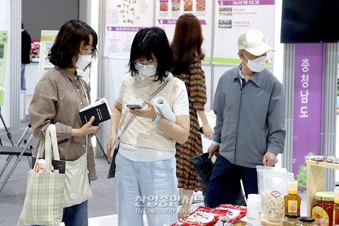 [포토뉴스] 속속 열리는 오프라인 전시회, 마스크 착용은 ‘필수’ - 산업종합저널 전시회