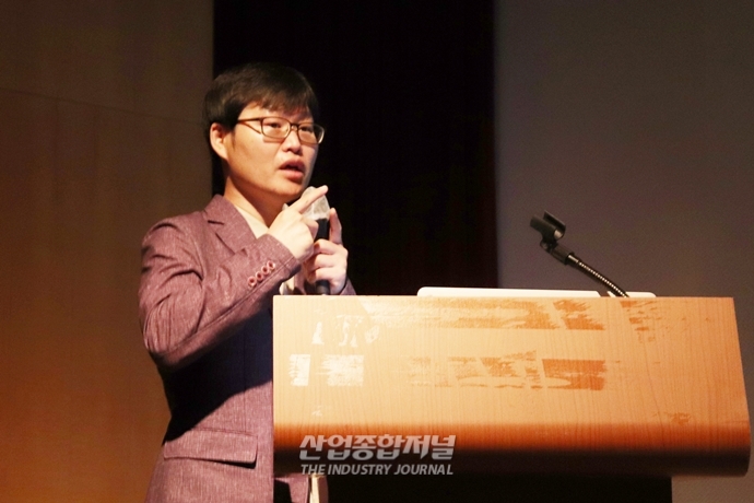 폴더블폰 핵심인 폴더블 디스플레이, 유리에서 필름으로  소재 변경 필수 - 산업종합저널 전자