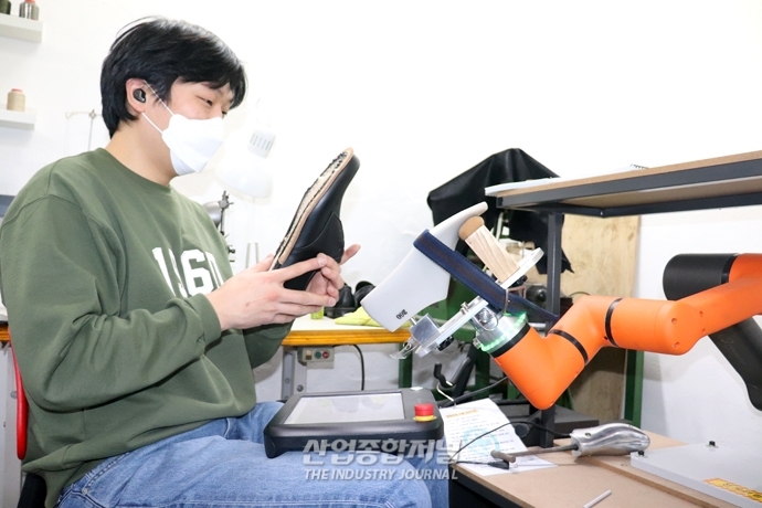 수작업 의존도 높은 소공인 제조 공정에  IoT, AI 등 스마트기술 도입 - 산업종합저널 동향