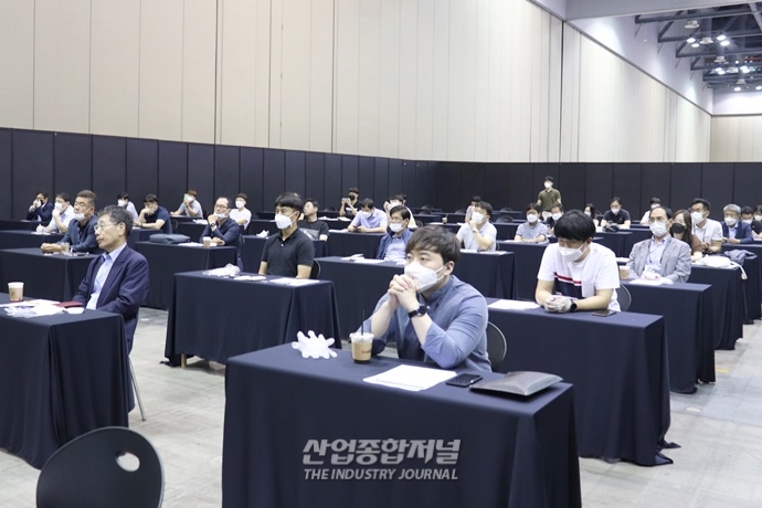 [포토뉴스] 개막 이튿날 맞은 금속산업대전, '생활 속 거리두기' 속 세미나 개최 - 산업종합저널 전시회