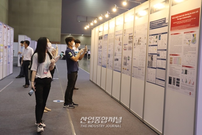 [포토뉴스] ‘나노코리아 2020’, 개막 이튿날에도 이어지는 발걸음 - 산업종합저널 전시회