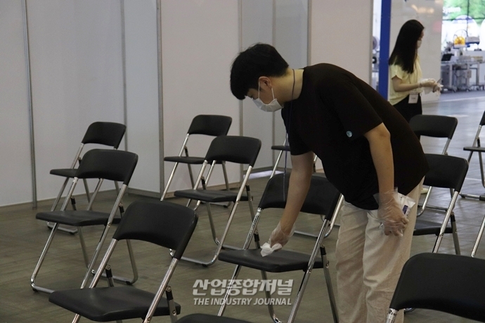 [포토뉴스] 방역 관련 팻말부터 화상 수출상담까지,,.코로나19 시대 전시회의 풍경 - 산업종합저널 전시회