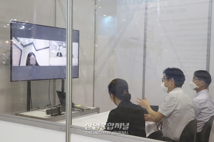[포토뉴스] 방역 관련 팻말부터 화상 수출상담까지,,.코로나19 시대 전시회의 풍경 - 산업종합저널 전시회