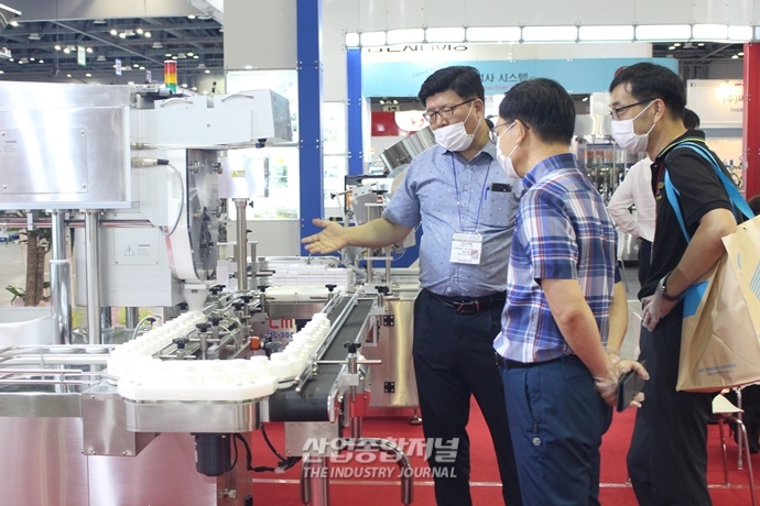 [포토뉴스] 코리아팩에 등장한 ‘직접계량 방식’ 중량선별 일체형 계수기 - 산업종합저널 전시회