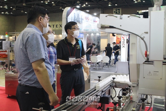 [포토뉴스] 코리아팩에 등장한 ‘직접계량 방식’ 중량선별 일체형 계수기 - 산업종합저널 전시회