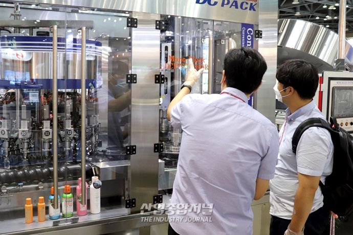 [포토뉴스] 기계 한 대로 두 가지 제품 동시 생산 ‘가능’ - 산업종합저널 전시회