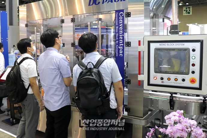 [포토뉴스] 기계 한 대로 두 가지 제품 동시 생산 ‘가능’ - 산업종합저널 전시회