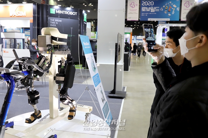 [포토뉴스] 코로나19로 더 주목받는 로봇 ‘한눈에’ - 산업종합저널 전시회