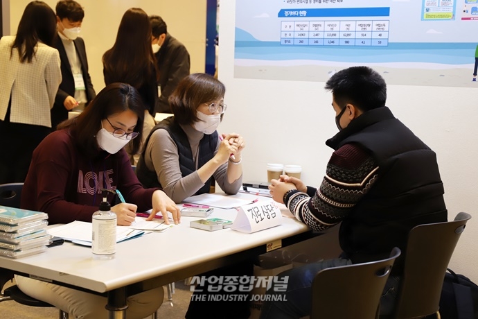 [포토뉴스] 전국 지방자치단체, 공공기관, 민간기업 등 한데 모인 '2020 대한민국 일자리 엑스포' - 산업종합저널 전시회