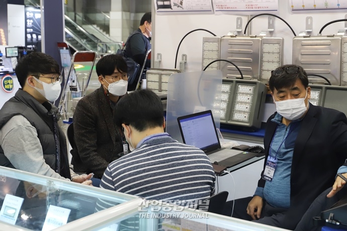 [포토뉴스] 활기 되찾은 킨텍스, ‘국제 LED&OLED EXPO 2020’으로 북적 - 산업종합저널 전시회