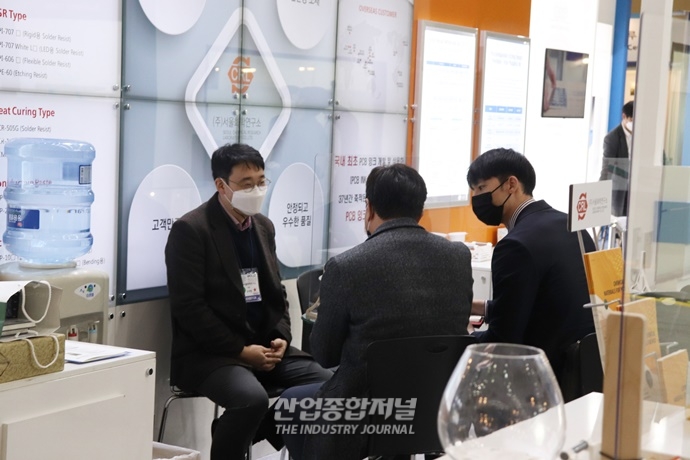 [포토뉴스] 사회적 거리두기 단계 재격상, ‘그래도 전시회는 계속된다’ - 산업종합저널 전시회