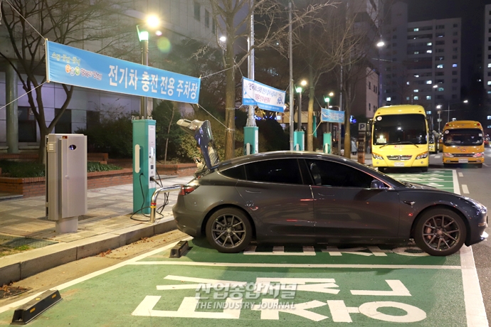 [포토뉴스] 가로등과 결합한 전기차 충전기 - 산업종합저널 전기