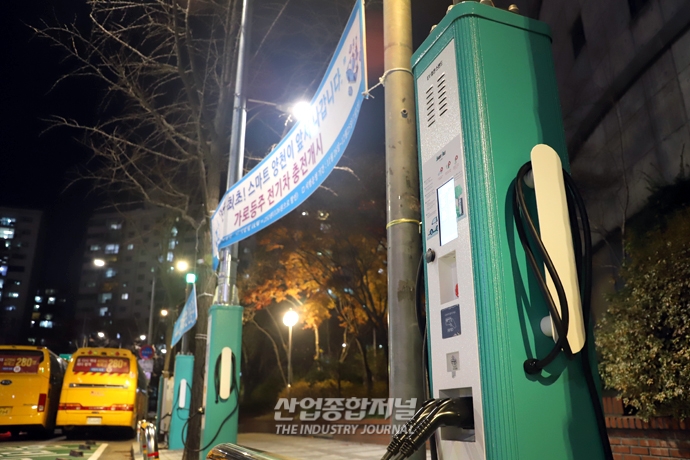 [포토뉴스] 가로등과 결합한 전기차 충전기 - 산업종합저널 전기