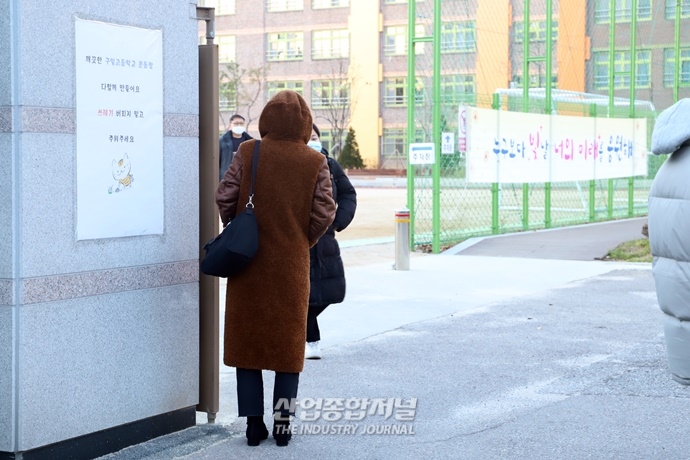 [포토뉴스] 2021학년도 수능 마친 수험생 반기는 부모 마음 - 산업종합저널 동향