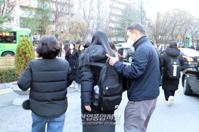 [포토뉴스] 2021학년도 수능 마친 수험생 반기는 부모 마음 - 산업종합저널 동향