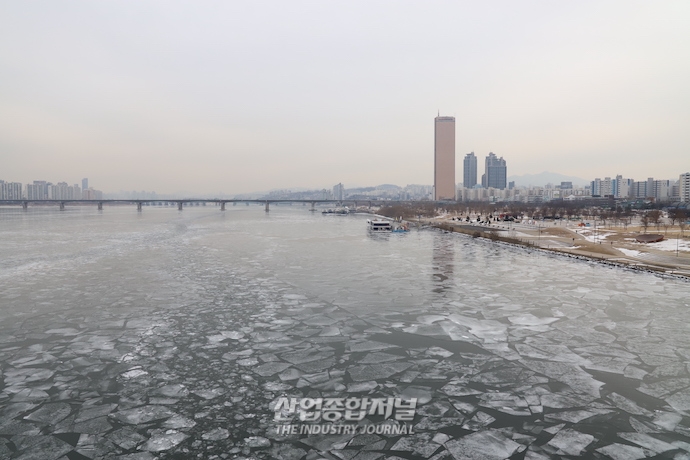 [산업 View] ‘꽁꽁’ 얼어붙은 한강 - 산업종합저널 동향