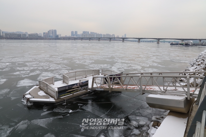 [산업 View] ‘꽁꽁’ 얼어붙은 한강 - 산업종합저널 동향