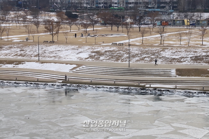 [산업 View] ‘꽁꽁’ 얼어붙은 한강 - 산업종합저널 동향