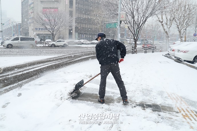 [산업 View] 수도권 대설주의보, 퇴근길 교통 대란 우려 - 산업종합저널 동향