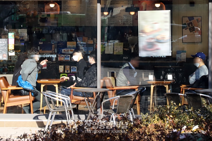 [산업 View] 매장 이용 가능해진 카페…모처럼의 여유 - 산업종합저널 정책