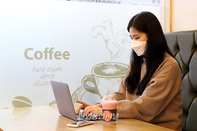 [산업 View] 매장 이용 가능해진 카페…모처럼의 여유 - 산업종합저널 정책