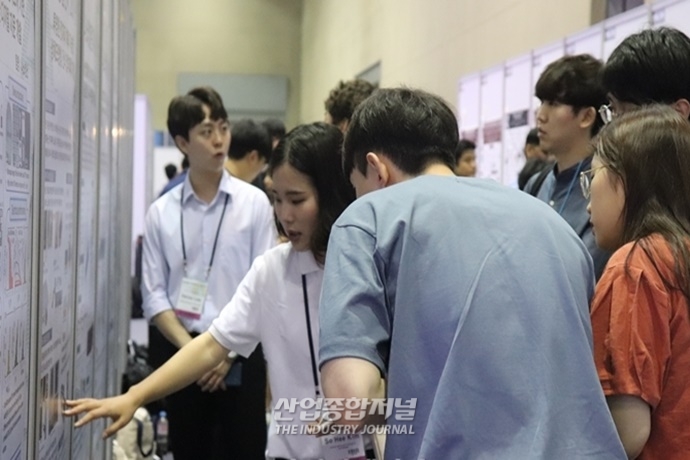 [포토뉴스] ‘나노코리아 2019’ 발길 붐비는 포스터세션 (feat.외국인) - 산업종합저널 전시회