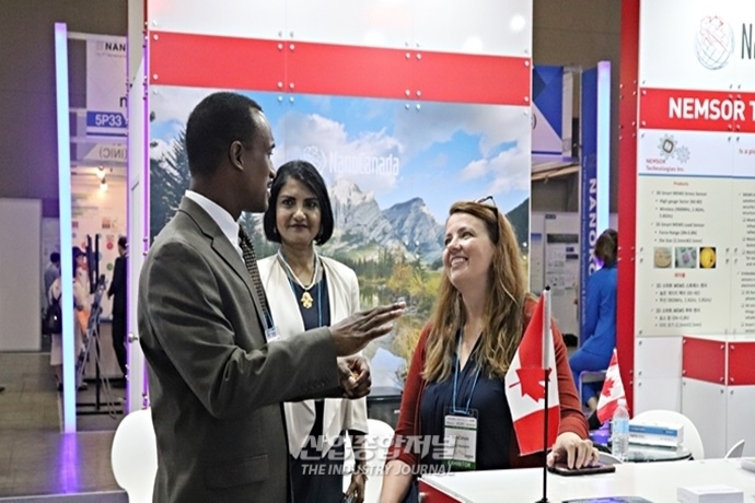 [포토뉴스] ‘나노코리아 2019’ 발길 붐비는 포스터세션 (feat.외국인) - 산업종합저널 전시회