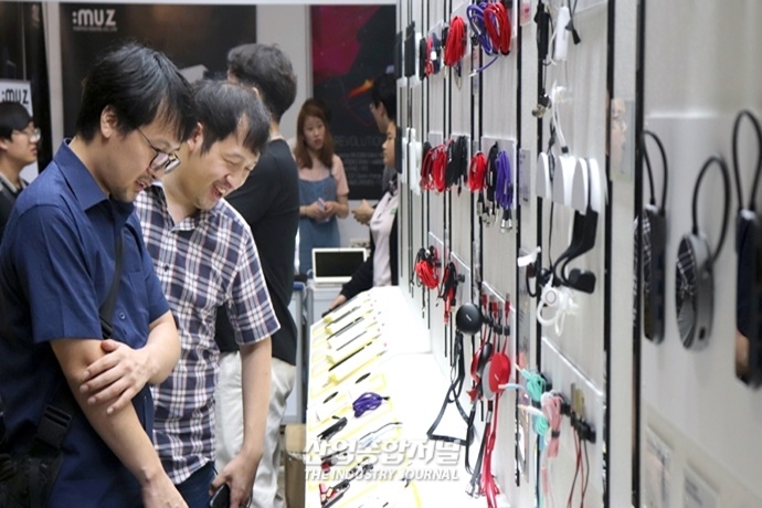 [포토뉴스] 스마트 디바이스 쇼 2019, 무선 기술 적용된 IT 제품 ‘대세’ - 산업종합저널 전시회