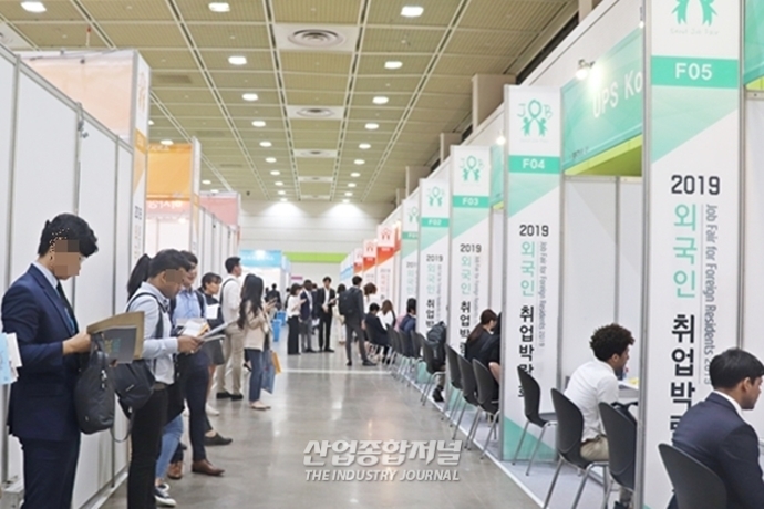 [포토뉴스] 채용기업과 1:1 현장면접 중인 외국인 구직자 - 산업종합저널 동향