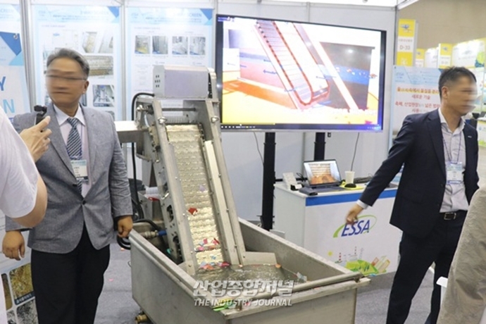 [포토뉴스] ‘2019 경기환경산업전’에 자리 잡은 스마트 그늘막 - 산업종합저널 전시회