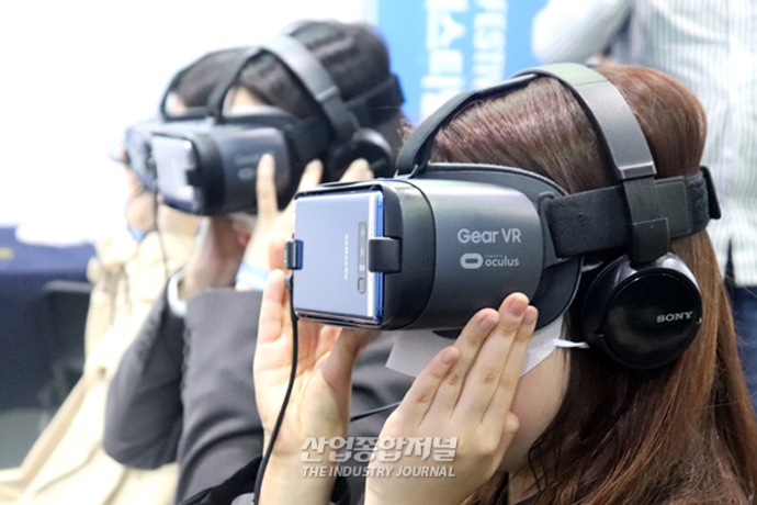가상현실(VR) 모의면접부터 인공지능(AI) 매칭까지 스마트해진 ‘취업준비’ - 산업종합저널 동향