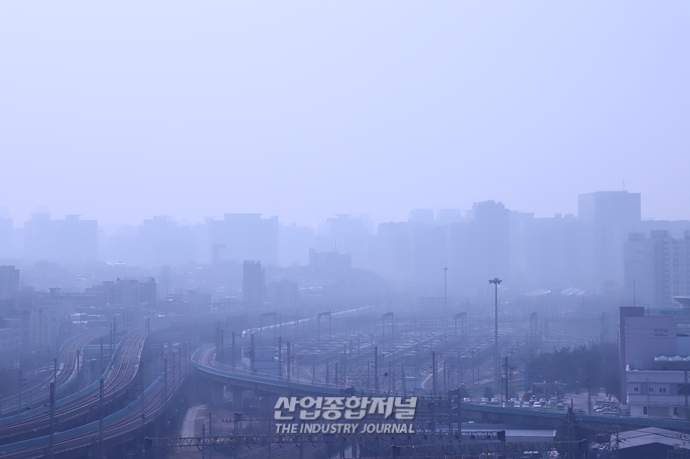 [산업 View] 뿌연 먼지 속에 파묻힌 서울, 올해 들어 첫 미세먼지 비상저감조치 시행 - 산업종합저널 동향