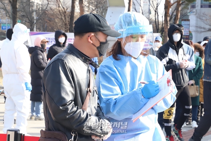 [산업 View] ‘확진자 급증한거야?’ 코로나19 임시선별검사소 긴 행렬 이어져 - 산업종합저널 동향