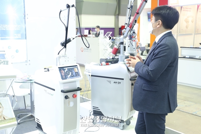 [산업View] ‘제36회 국제 의료기기·병원설비 전시회’, 다양한 의료 제품 선보여 - 산업종합저널 전시회