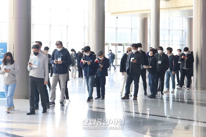 [산업VIEW] 체험도 경품도 최첨단, ‘AI 전시회는 다르네’ - 산업종합저널 전시회