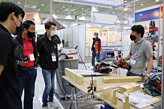 [산업View] 한산한 오프라인 전시회장, 참가업체 열정은 ‘활활’ - 산업종합저널 전시회