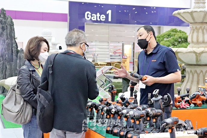 [산업View] 한산한 오프라인 전시회장, 참가업체 열정은 ‘활활’ - 산업종합저널 전시회