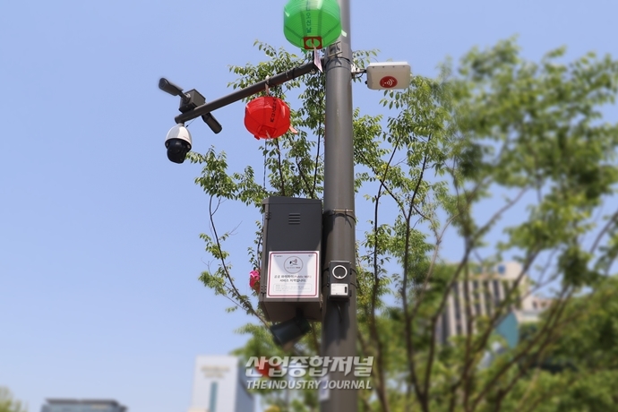 [산업View] 가로등·신호등·CCTV 결합한 스마트 도시 인프라, ‘스마트 폴’ - 산업종합저널 동향