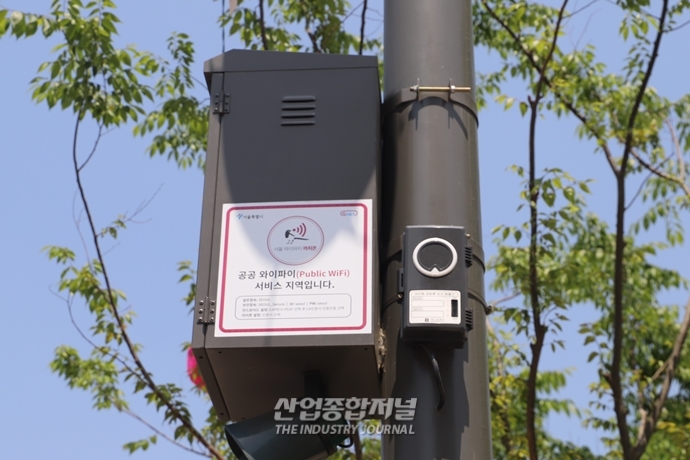 [산업View] 가로등·신호등·CCTV 결합한 스마트 도시 인프라, ‘스마트 폴’ - 산업종합저널 동향