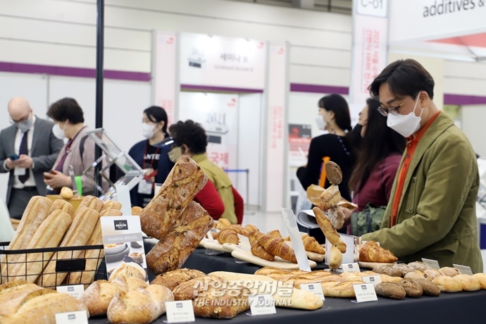 [산업View] 지난해 코로나19로 개최 못한 '2021 서울 국제 간편식·HMR 전시회', 무사 진행 중 - 산업종합저널 전시회