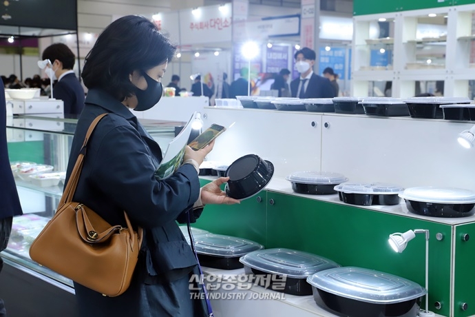 [산업View] 지난해 코로나19로 개최 못한 '2021 서울 국제 간편식·HMR 전시회', 무사 진행 중 - 산업종합저널 전시회