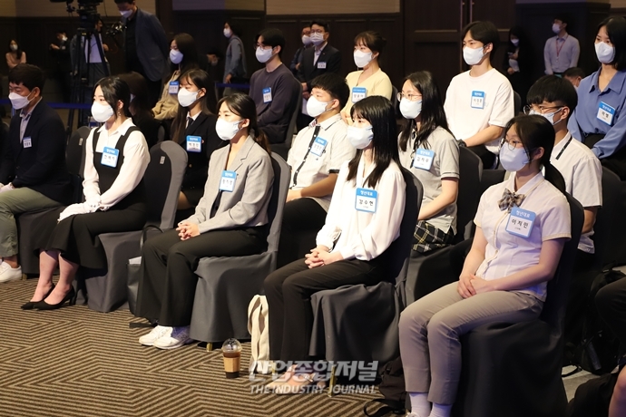 [산업View]유은혜 교육부장관, “미취업 졸업생에게 6개월간 월 50만 원씩 지원” - 산업종합저널 동향