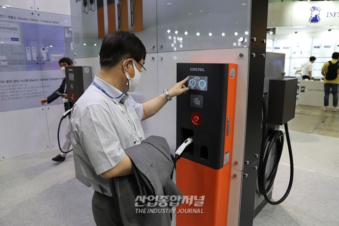 [산업View] 전기차 충전기...‘각양각색’ - 산업종합저널 전시회